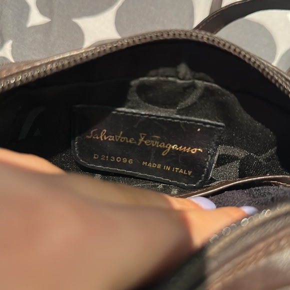 CHOCOLATE BROWN FERRAGAMO VARA CAMERA BAG - Picture 7 of 8